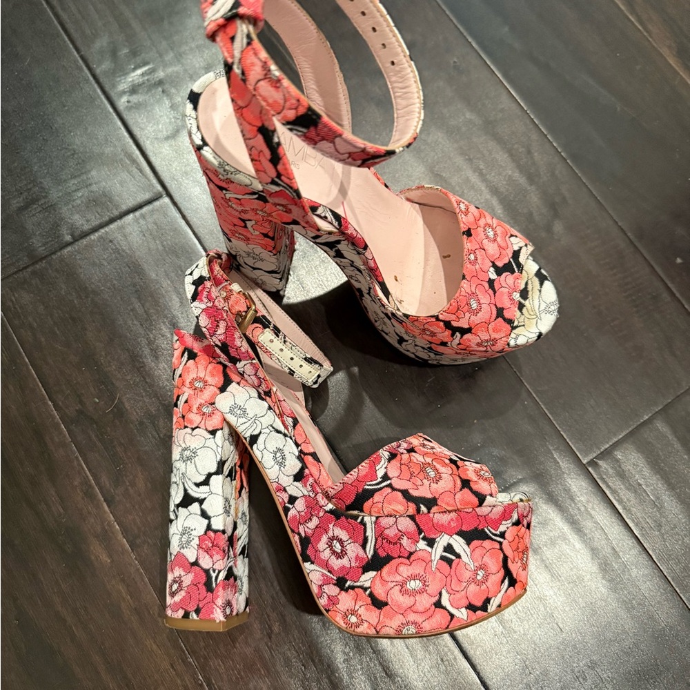 Chic Floral Platform Sandals